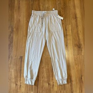 Small Woman’s Jogger Pants with Front Pocket